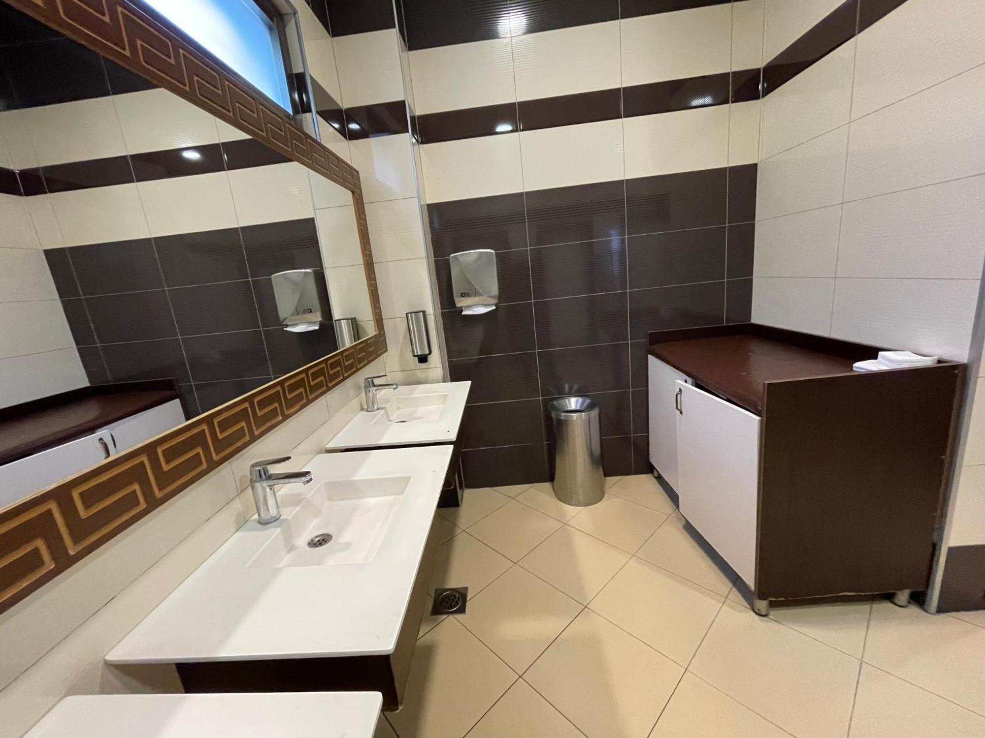 Amazona Hotel Приштина Экстерьер фото