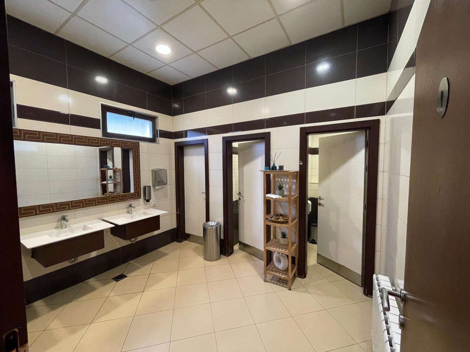 Amazona Hotel Приштина Экстерьер фото
