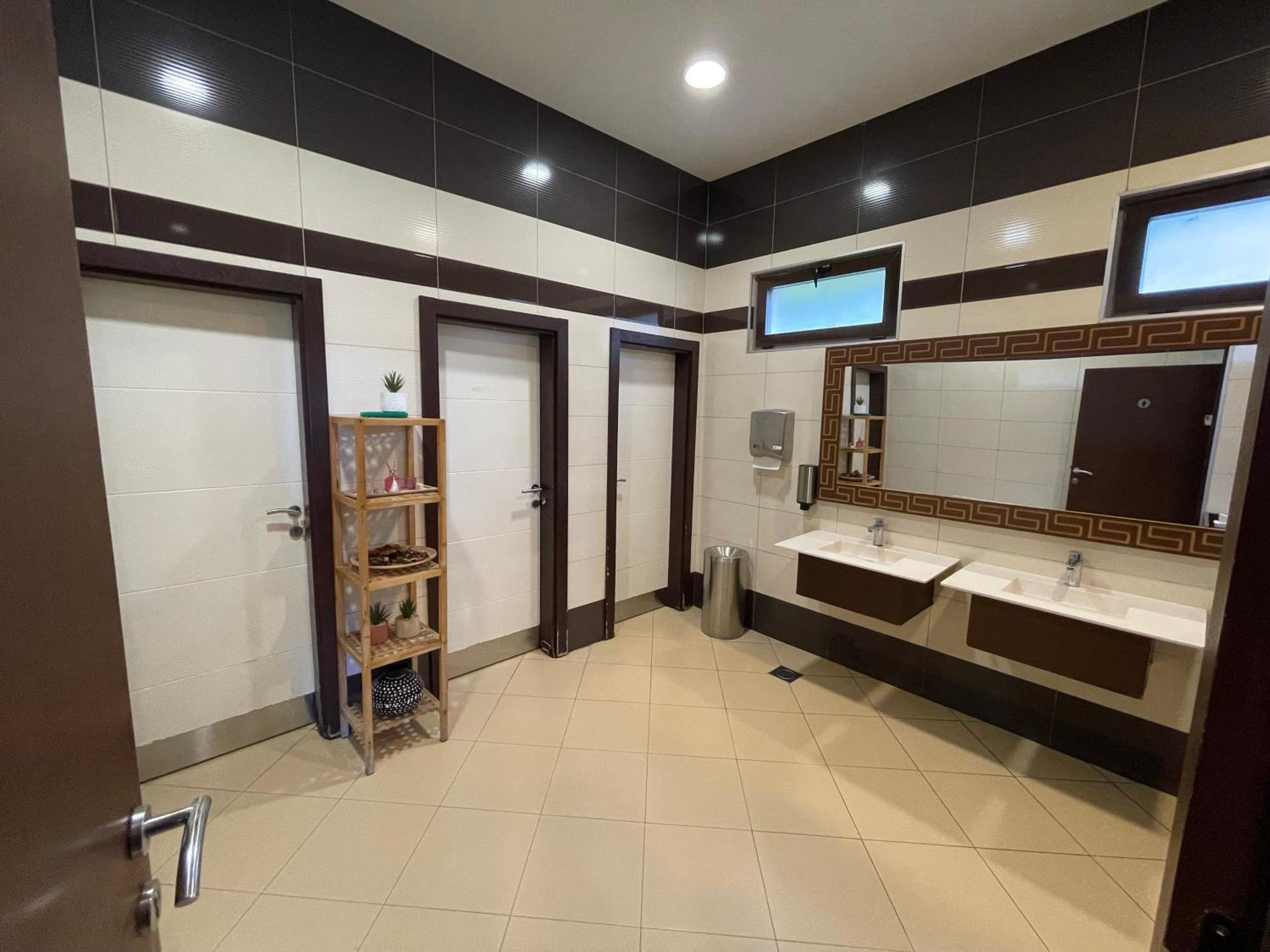 Amazona Hotel Приштина Экстерьер фото