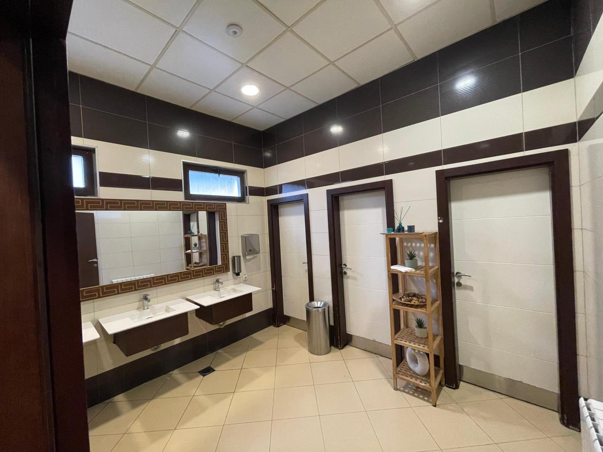 Amazona Hotel Приштина Экстерьер фото