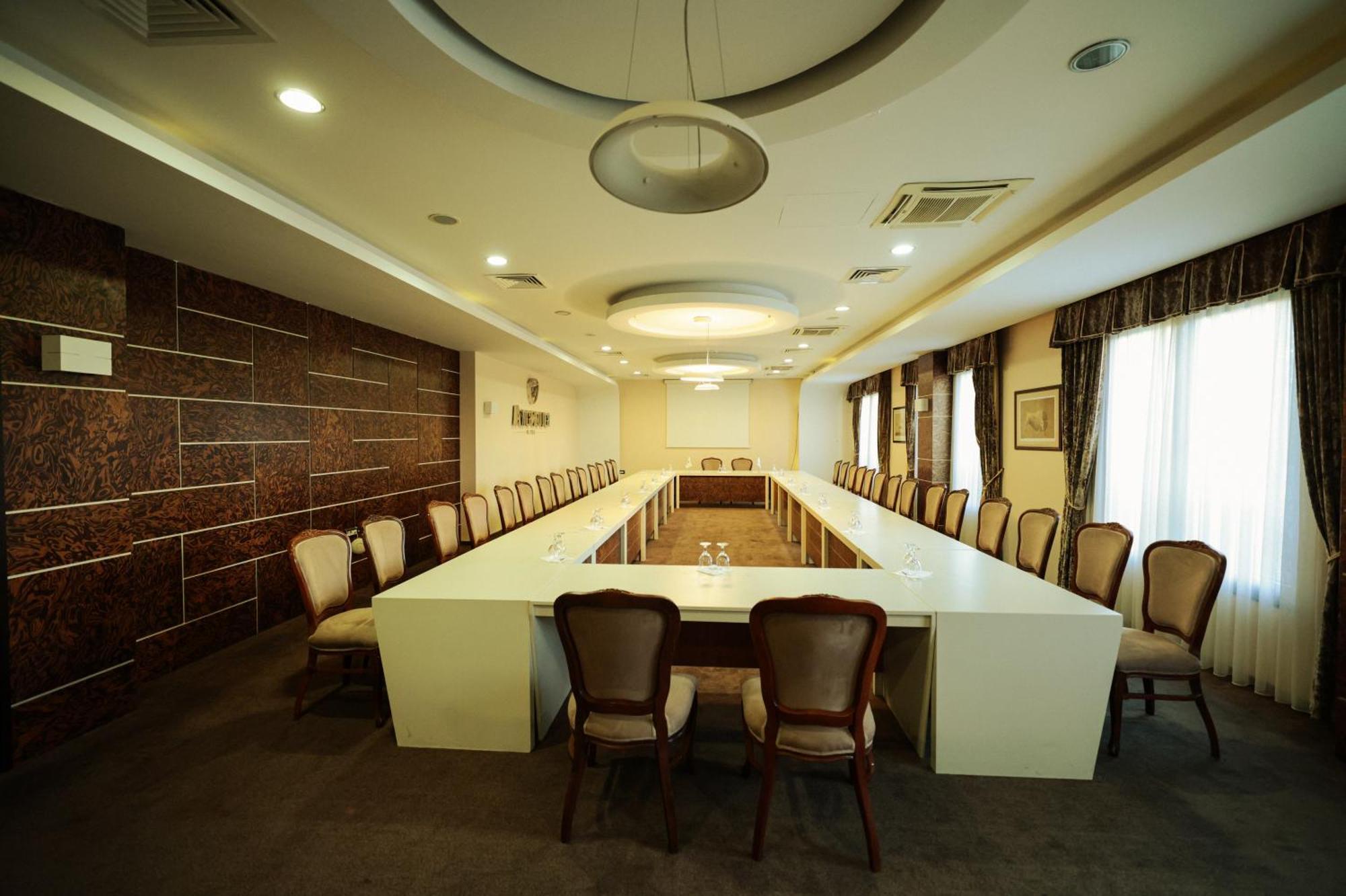 Amazona Hotel Приштина Экстерьер фото