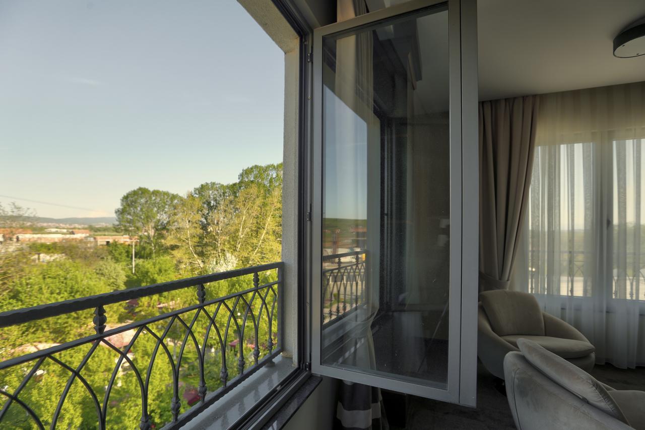 Amazona Hotel Приштина Экстерьер фото