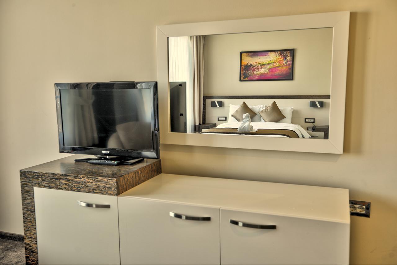 Amazona Hotel Приштина Экстерьер фото